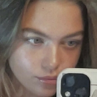 Ема Бърдсли Голи