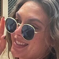 Кира Расълс Голи