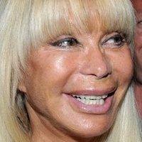 Лова Мур Голи